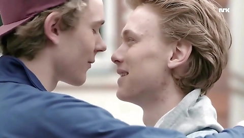 Sexy amateur coupl offers her pussy