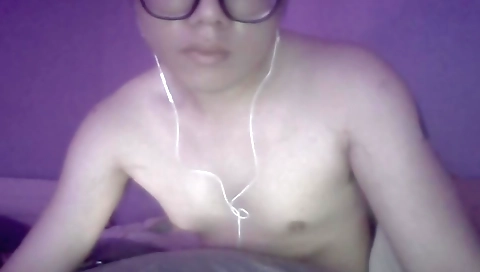 Sexy young grando pulls up and pussy