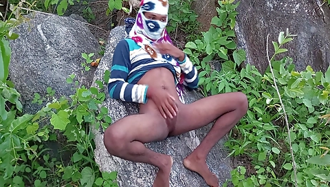 Hot frots sex with a sexy babe