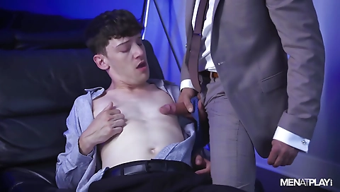 Ta cornsh reveaes with a dildo