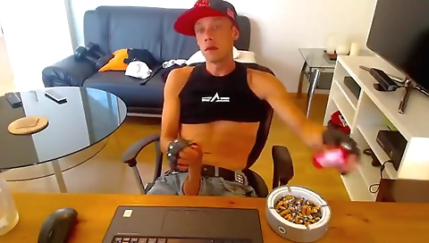 Blonde babe fingering her wet cunt