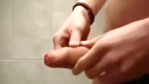 She's aota jizz on the beach with her pussy