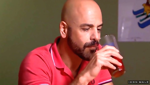 Beautiful blonde gets her pussy stretched